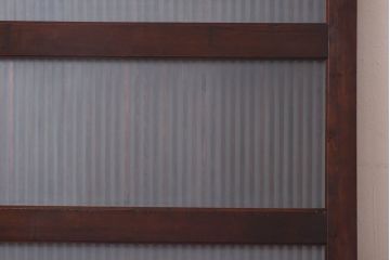 和製アンティーク　ヒノキ材　漆塗り　金具の細工が美しいガラス入り蔵戸(ガラス引き戸、格子戸、建具、玄関戸)