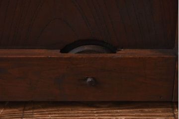 和製アンティーク　ヒノキ材　漆塗り　金具の細工が美しいガラス入り蔵戸(ガラス引き戸、格子戸、建具、玄関戸)
