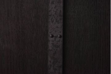 和製アンティーク　総栗材　古い金具が渋い味わいの蔵戸(板戸、引き戸、建具、玄関戸)