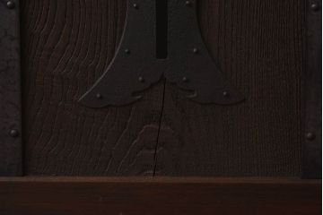 和製アンティーク　総栗材　古い金具が渋い味わいの蔵戸(板戸、引き戸、建具、玄関戸)