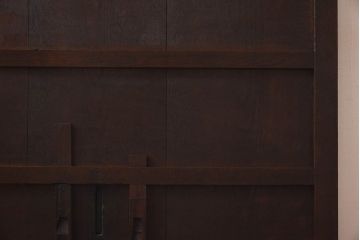 和製アンティーク　総栗材　古い金具が渋い味わいの蔵戸(板戸、引き戸、建具、玄関戸)