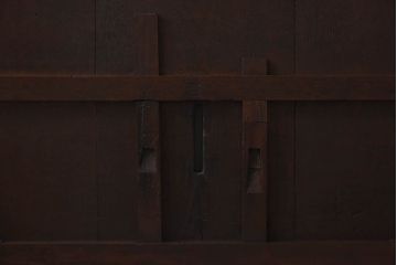 和製アンティーク　総栗材　古い金具が渋い味わいの蔵戸(板戸、引き戸、建具、玄関戸)