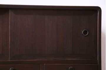 レトロ家具　昭和レトロ　桐材　丸みを帯びたフォルムが可愛らしい脚付きローボード(戸棚、収納棚)