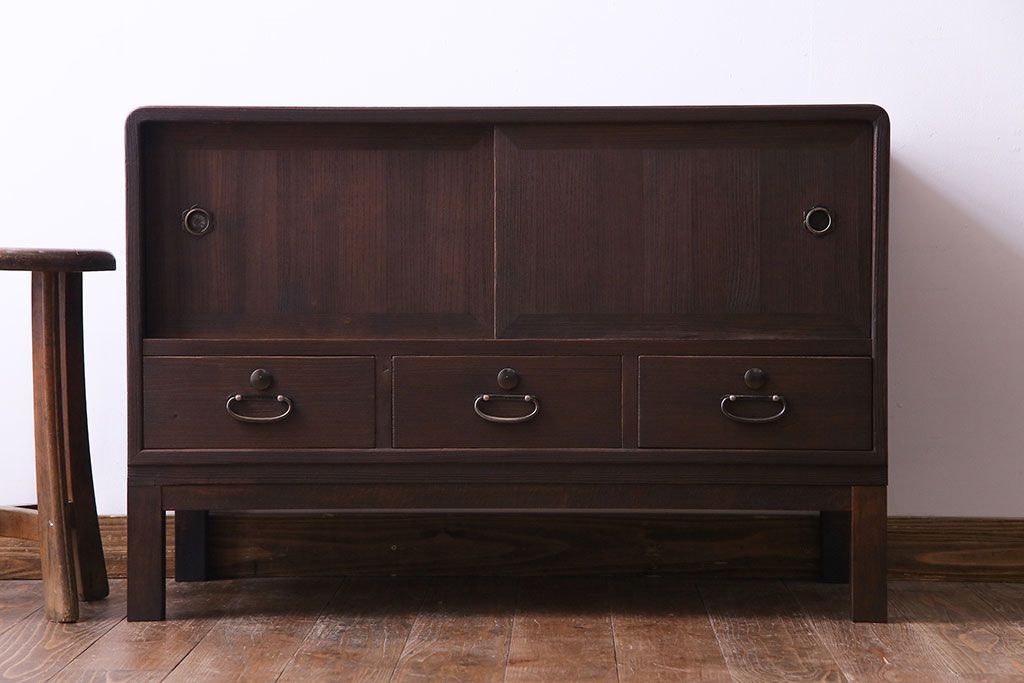 レトロ家具　昭和レトロ　桐材　丸みを帯びたフォルムが可愛らしい脚付きローボード(戸棚、収納棚)