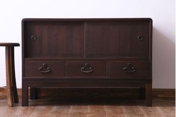 レトロ家具　昭和レトロ　桐材　丸みを帯びたフォルムが可愛らしい脚付きローボード(戸棚、収納棚)