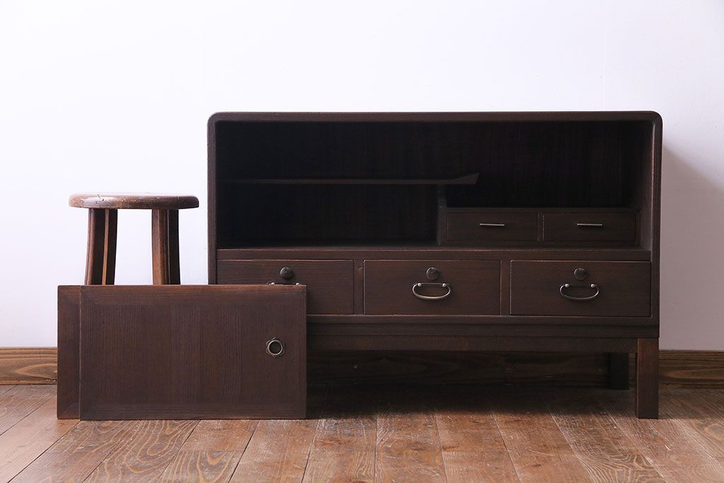 レトロ家具　昭和レトロ　桐材　丸みを帯びたフォルムが可愛らしい脚付きローボード(戸棚、収納棚)