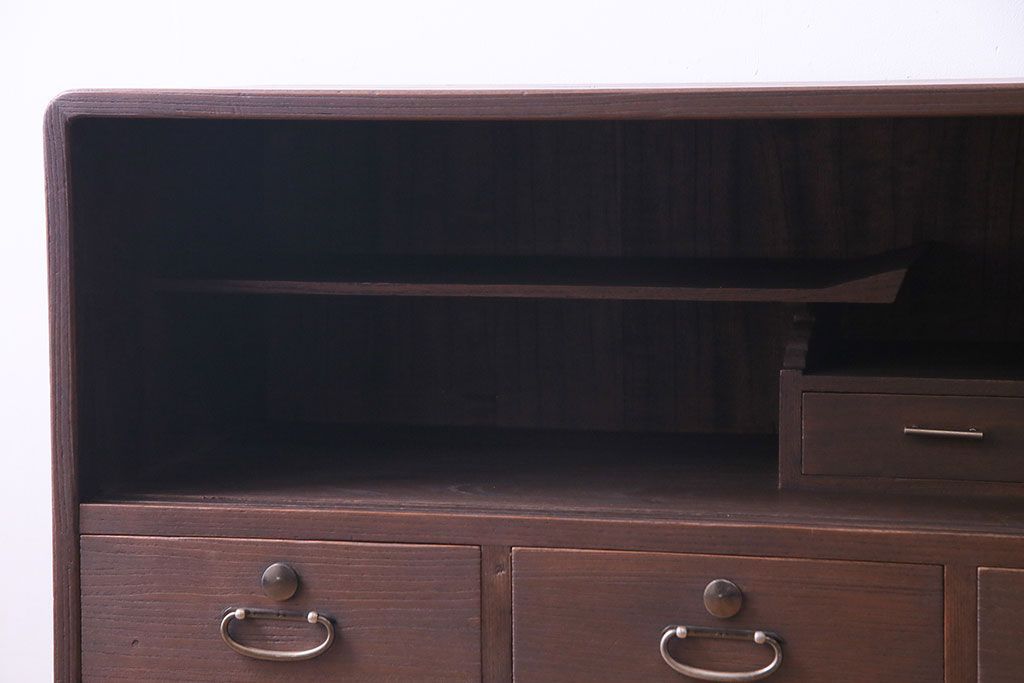 レトロ家具　昭和レトロ　桐材　丸みを帯びたフォルムが可愛らしい脚付きローボード(戸棚、収納棚)