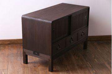 レトロ家具　昭和レトロ　桐材　丸みを帯びたフォルムが可愛らしい脚付きローボード(戸棚、収納棚)