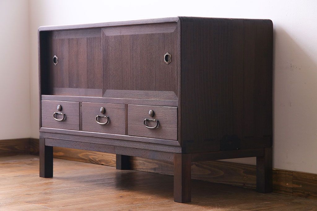 レトロ家具　昭和レトロ　桐材　丸みを帯びたフォルムが可愛らしい脚付きローボード(戸棚、収納棚)