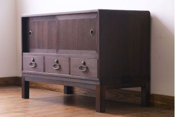 レトロ家具　昭和レトロ　桐材　丸みを帯びたフォルムが可愛らしい脚付きローボード(戸棚、収納棚)