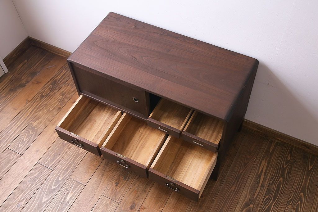 レトロ家具　昭和レトロ　桐材　丸みを帯びたフォルムが可愛らしい脚付きローボード(戸棚、収納棚)