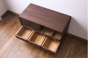 レトロ家具　昭和レトロ　桐材　丸みを帯びたフォルムが可愛らしい脚付きローボード(戸棚、収納棚)