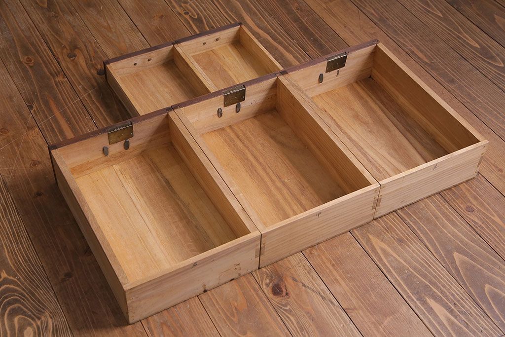 レトロ家具　昭和レトロ　桐材　丸みを帯びたフォルムが可愛らしい脚付きローボード(戸棚、収納棚)