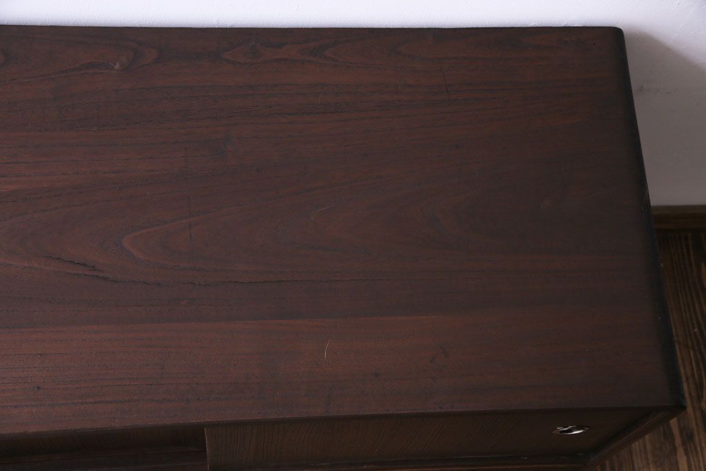 レトロ家具　昭和レトロ　桐材　丸みを帯びたフォルムが可愛らしい脚付きローボード(戸棚、収納棚)