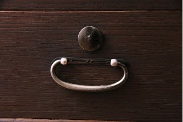 レトロ家具　昭和レトロ　桐材　丸みを帯びたフォルムが可愛らしい脚付きローボード(戸棚、収納棚)