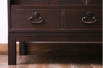 レトロ家具　昭和レトロ　桐材　丸みを帯びたフォルムが可愛らしい脚付きローボード(戸棚、収納棚)