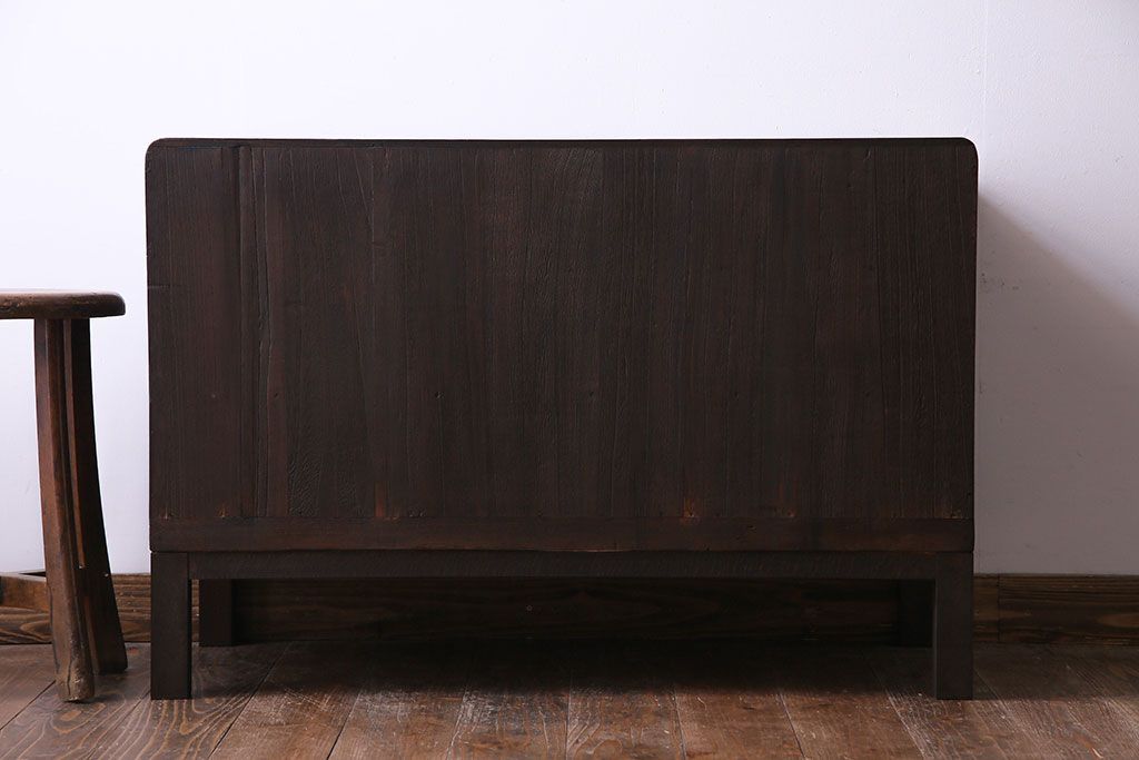 レトロ家具　昭和レトロ　桐材　丸みを帯びたフォルムが可愛らしい脚付きローボード(戸棚、収納棚)