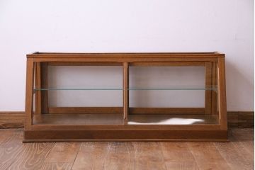アンティーク家具　昭和中期　人気の台形型が目を惹くガラスケース(ショーケース、陳列棚)