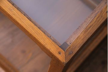 アンティーク家具　昭和中期　人気の台形型が目を惹くガラスケース(ショーケース、陳列棚)