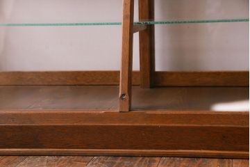 アンティーク家具　昭和中期　人気の台形型が目を惹くガラスケース(ショーケース、陳列棚)