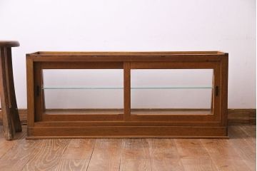 アンティーク家具　昭和中期　人気の台形型が目を惹くガラスケース(ショーケース、陳列棚)