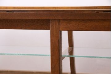 アンティーク家具　昭和中期　人気の台形型が目を惹くガラスケース(ショーケース、陳列棚)