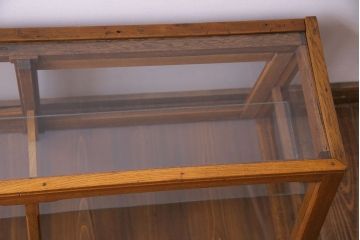 アンティーク家具　昭和中期　人気の台形型が目を惹くガラスケース(ショーケース、陳列棚)