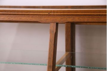 アンティーク家具　昭和中期　人気の台形型が目を惹くガラスケース(ショーケース、陳列棚)