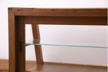 アンティーク家具　昭和中期　人気の台形型が目を惹くガラスケース(ショーケース、陳列棚)