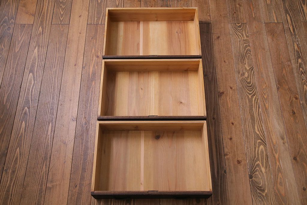 レトロ家具　前板桐材製　昭和レトロな雰囲気が魅力のチェスト(箪笥、引き出し)