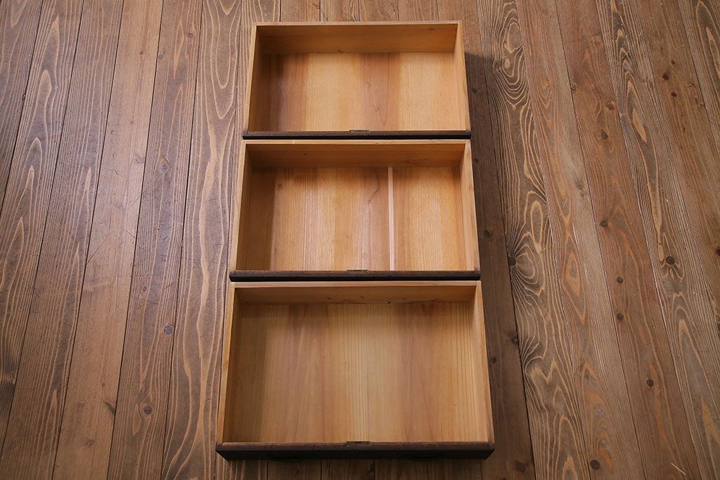 レトロ家具　前板桐材製　昭和レトロな雰囲気が魅力のチェスト(箪笥、引き出し)