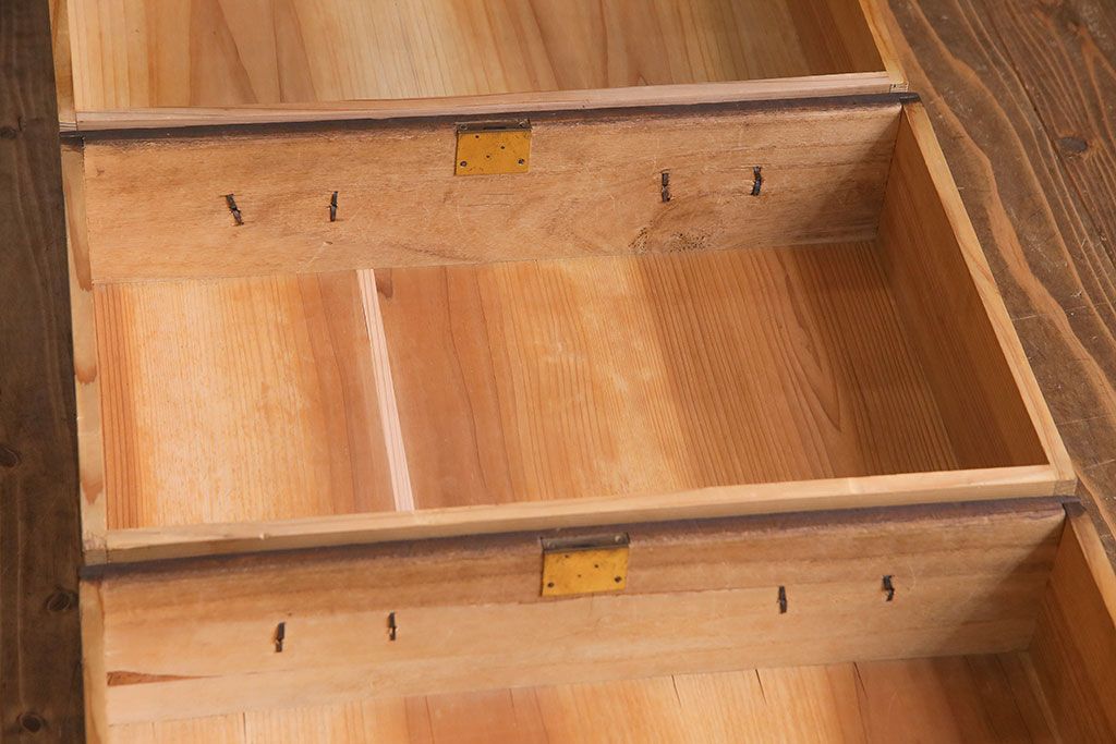 レトロ家具　前板桐材製　昭和レトロな雰囲気が魅力のチェスト(箪笥、引き出し)