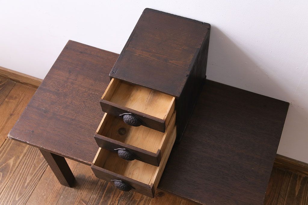 アンティーク家具　大正ロマン　濃い色合いが情緒を醸し出す小引き出し(小物収納)