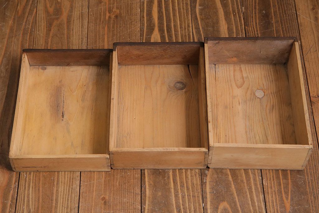 アンティーク家具　大正ロマン　濃い色合いが情緒を醸し出す小引き出し(小物収納)