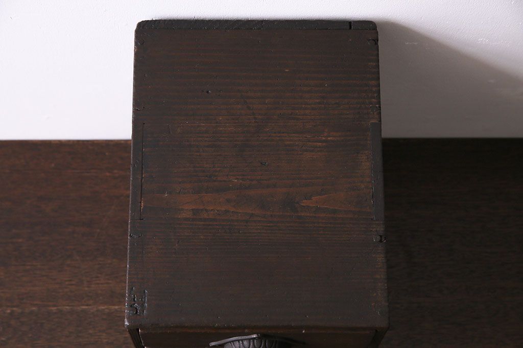 アンティーク家具　大正ロマン　濃い色合いが情緒を醸し出す小引き出し(小物収納)