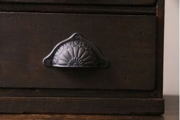 アンティーク家具　大正ロマン　濃い色合いが情緒を醸し出す小引き出し(小物収納)