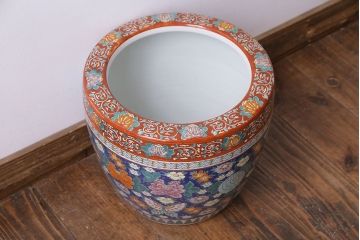 アンティーク雑貨　和製アンティーク　鮮やかな絵柄が目を引く青地の十錦手火鉢(手あぶり、瀬戸火鉢)