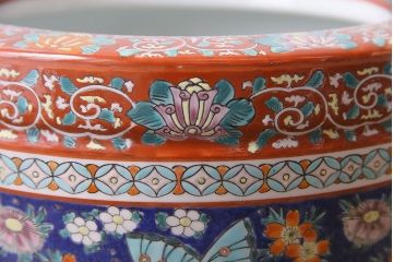 アンティーク雑貨　和製アンティーク　鮮やかな絵柄が目を引く青地の十錦手火鉢(手あぶり、瀬戸火鉢)