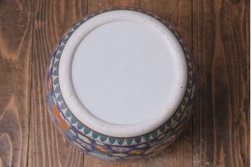 アンティーク雑貨　和製アンティーク　鮮やかな絵柄が目を引く青地の十錦手火鉢(手あぶり、瀬戸火鉢)