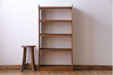 レトロ家具　昭和レトロ　古いラワン材の質感が味わい深い本棚(飾り棚、ディスプレイラック)