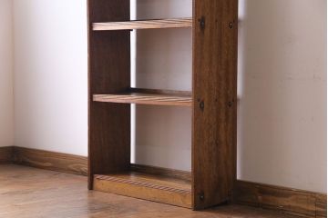 レトロ家具　昭和レトロ　古いラワン材の質感が味わい深い本棚(飾り棚、ディスプレイラック)