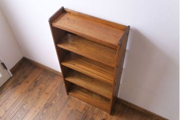 レトロ家具　昭和レトロ　古いラワン材の質感が味わい深い本棚(飾り棚、ディスプレイラック)