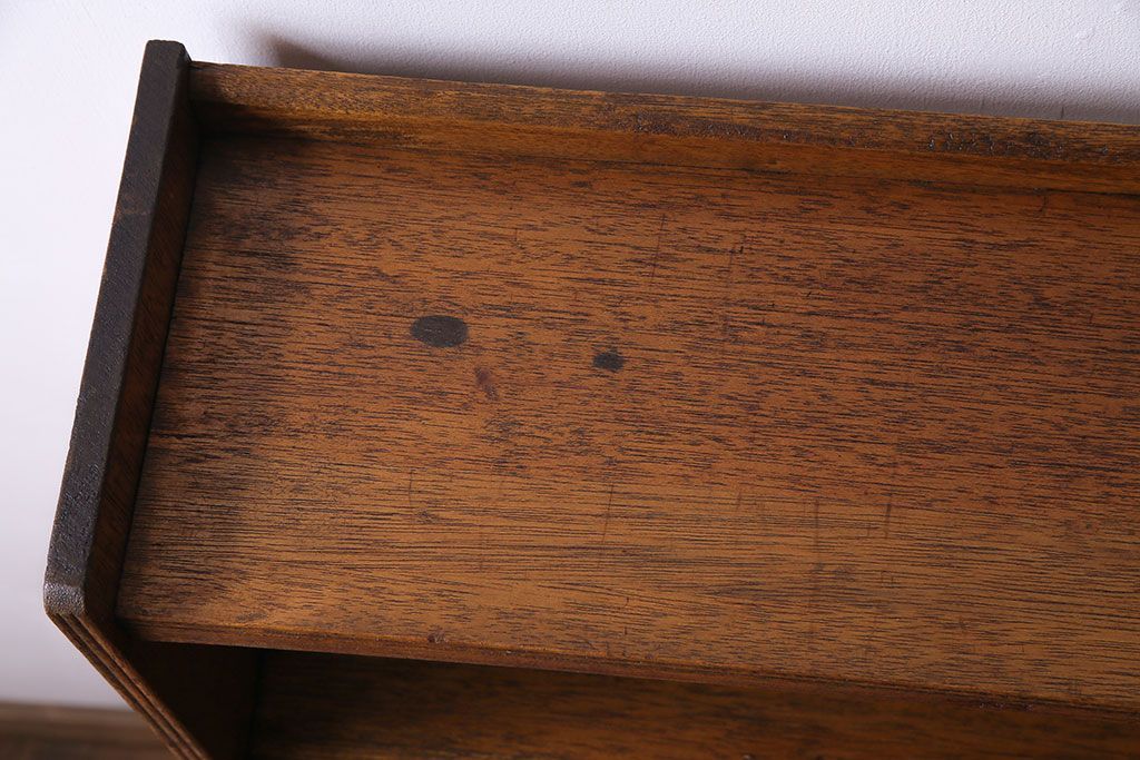 レトロ家具　昭和レトロ　古いラワン材の質感が味わい深い本棚(飾り棚、ディスプレイラック)