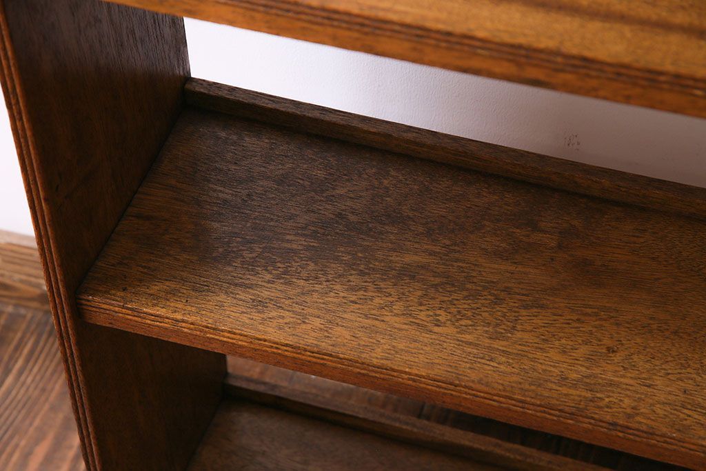 レトロ家具　昭和レトロ　古いラワン材の質感が味わい深い本棚(飾り棚、ディスプレイラック)