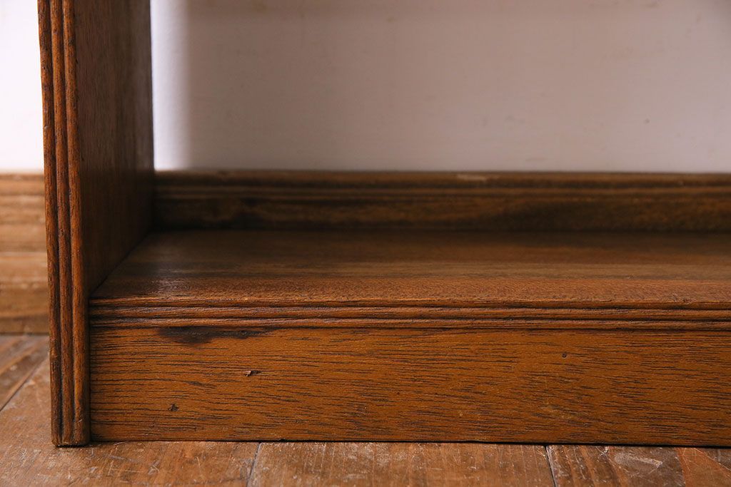 レトロ家具　昭和レトロ　古いラワン材の質感が味わい深い本棚(飾り棚、ディスプレイラック)