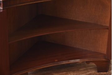 アンティーク家具　イギリスアンティーク エレガントなマホガニー材のコーナーキャビネット(飾り棚、収納棚)