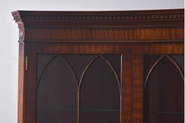 アンティーク家具　イギリスアンティーク エレガントなマホガニー材のコーナーキャビネット(飾り棚、収納棚)