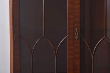 アンティーク家具　イギリスアンティーク エレガントなマホガニー材のコーナーキャビネット(飾り棚、収納棚)