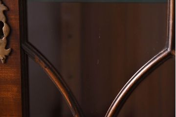 アンティーク家具　イギリスアンティーク エレガントなマホガニー材のコーナーキャビネット(飾り棚、収納棚)