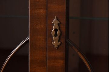 アンティーク家具　イギリスアンティーク エレガントなマホガニー材のコーナーキャビネット(飾り棚、収納棚)